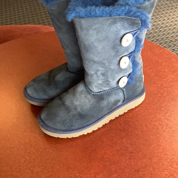 UGG Bailey Suede Button Triplet Big Kid size 4 - Picture 2 of 16
